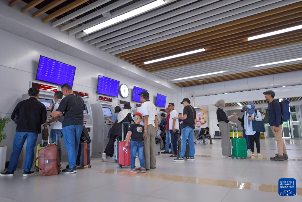 1月24日，在印度尼西亞雅加達(dá)哈利姆站，乘客使用自助取票機(jī)。新華社記者 徐欽 攝