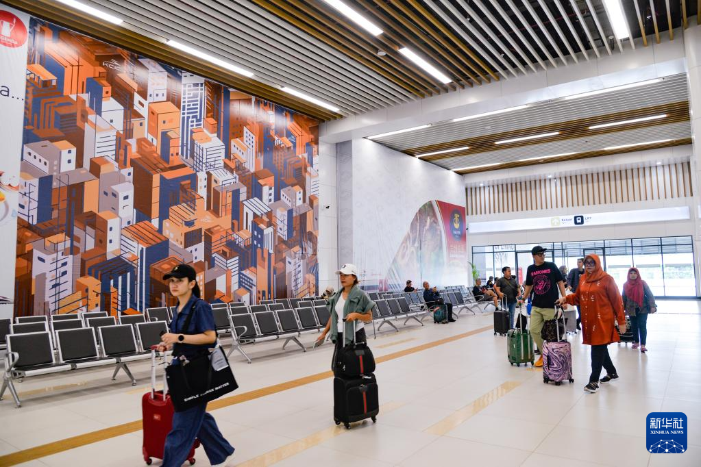 1月24日，在印度尼西亞雅加達(dá)哈利姆站，乘客在候車大廳內(nèi)行走。新華社記者 徐欽 攝