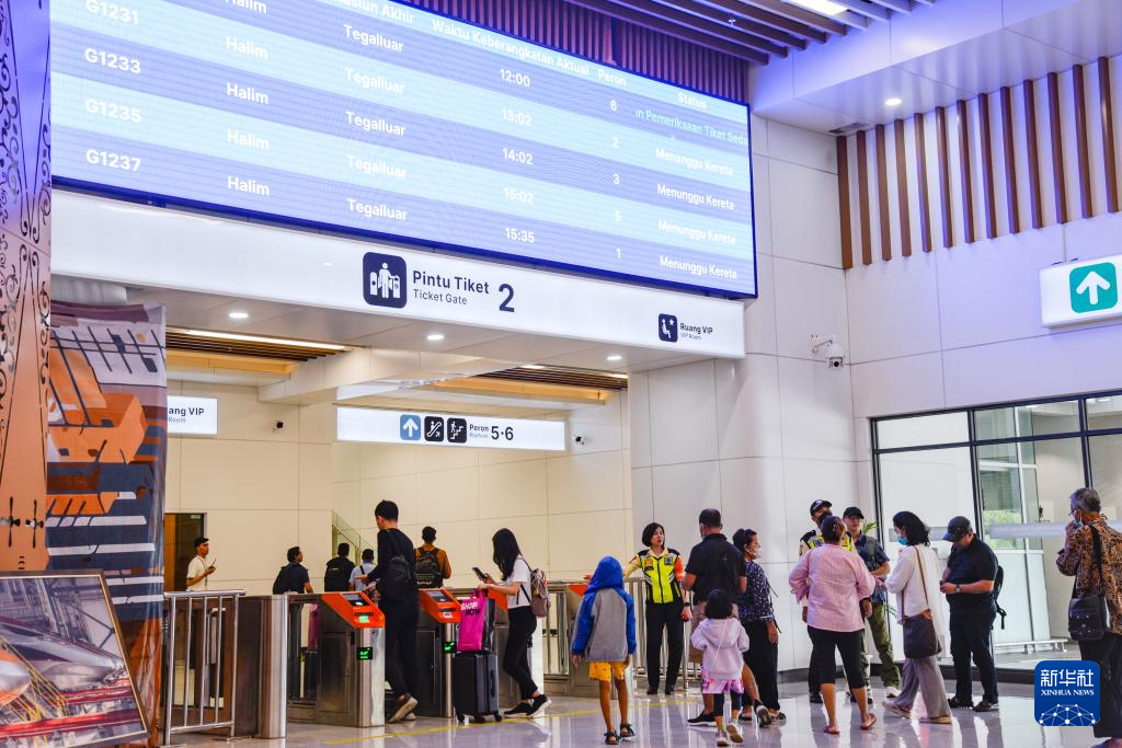 1月24日，在印度尼西亞雅加達(dá)哈利姆站候車大廳，乘客刷票前往站臺。新華社記者 徐欽 攝