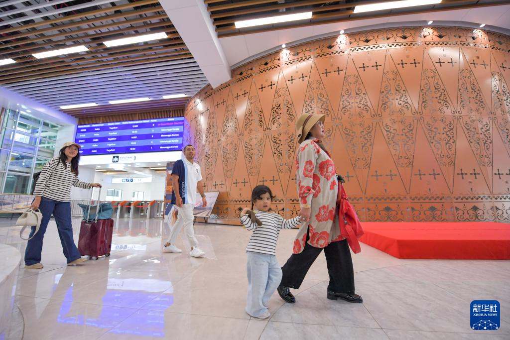 1月24日，在印度尼西亞雅加達(dá)哈利姆站，乘客在候車大廳內(nèi)行走。新華社記者 徐欽 攝