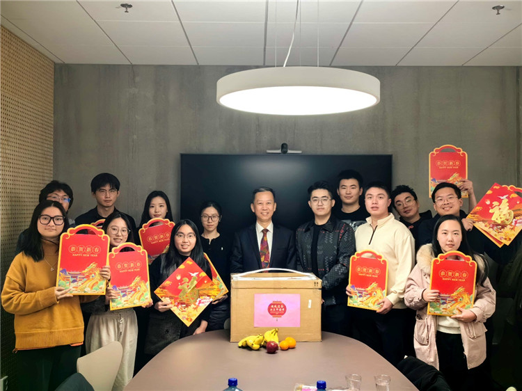 中國駐瑞典大使崔愛民看望慰問瑞典隆德大學(xué)中國留學(xué)生。中國駐瑞典大使館供圖