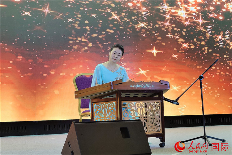 揚琴演奏家劉艮演奏《夢中的婚禮》。人民網(wǎng)記者 于宏建攝