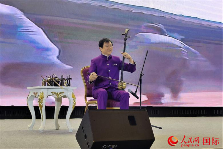 二胡演奏家、國家一級演員王之輝演奏《新春樂》。人民網(wǎng)記者 于宏建攝