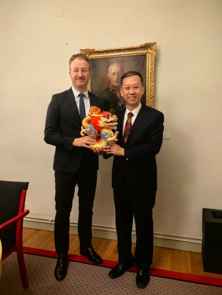 中國駐瑞典大使崔愛民（右）會見瑞典外交部外貿總司長嚴波（左）。中國駐瑞典大使館供圖