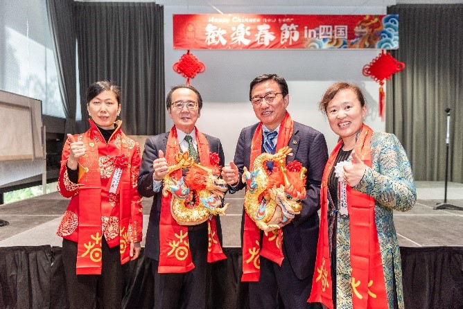 向池田知事、大西市長(zhǎng)贈(zèng)送“歡樂春節(jié)“吉祥龍。從左到右為魏有美副總領(lǐng)事、池田豊人知事、大西秀人市長(zhǎng)、馬曉琛主任。中國(guó)駐大阪旅游辦事處供圖