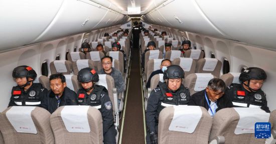 1月30日，白所成、白應(yīng)蒼、魏懷仁、劉正祥、劉正茂、徐老發(fā)等10名緬北重大犯罪嫌疑人在被押解回國的飛機上。新華社記者 殷剛 攝