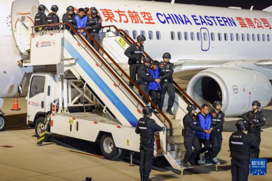 1月30日，在云南昆明長水機場，白所成、白應(yīng)蒼、魏懷仁、劉正祥、劉正茂、徐老發(fā)等10名緬北重大犯罪嫌疑人被我公安機關(guān)成功押解回國。新華社記者 殷剛 攝