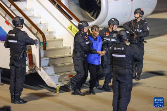 1月30日，在云南昆明長水機場，緬北重大犯罪嫌疑人白所成被我公安機關(guān)成功押解回國。新華社記者 殷剛 攝