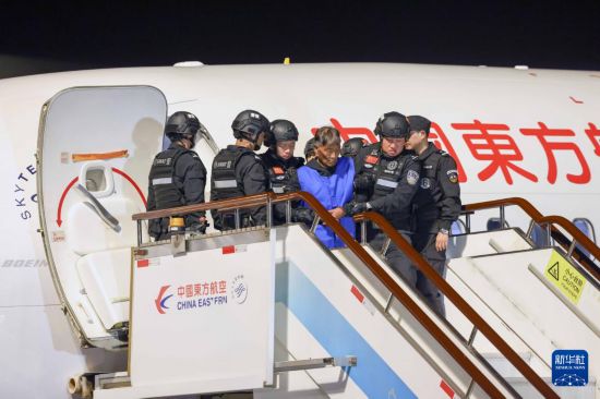 1月30日，在云南昆明長水機場，緬北重大犯罪嫌疑人白所成被我公安機關(guān)成功押解回國。新華社記者 殷剛 攝