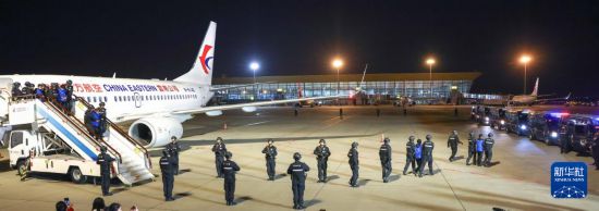 1月30日，在云南昆明長水機場，白所成、白應(yīng)蒼、魏懷仁、劉正祥、劉正茂、徐老發(fā)等10名緬北重大犯罪嫌疑人被我公安機關(guān)成功押解回國。新華社記者 殷剛 攝
