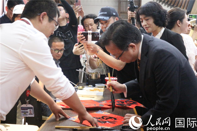 中國駐菲律賓大使黃溪連出席活動并與留菲學子共迎新春。人民網(wǎng)記者樊帆 攝