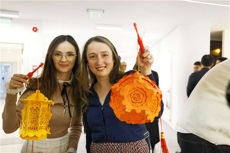 羅馬尼亞觀眾對泉州花燈愛不釋手。 布加勒斯特中國文化中心供圖