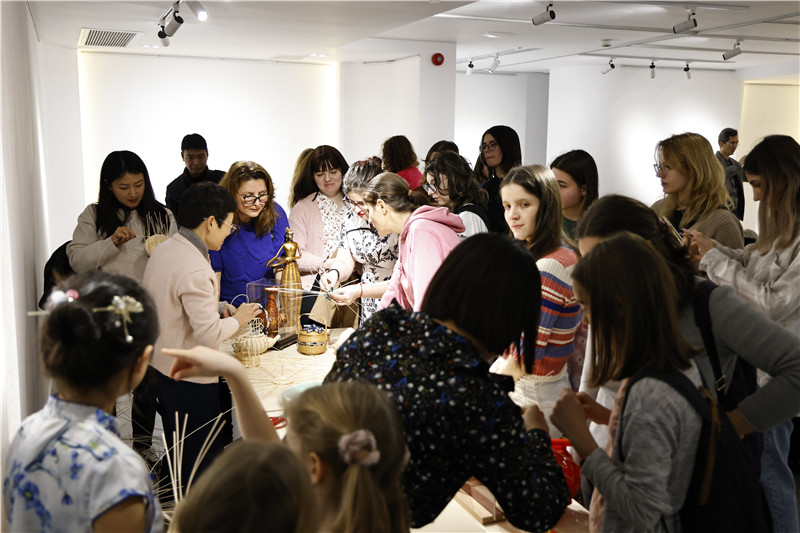 羅馬尼亞觀眾體驗安溪竹藤編技藝。 布加勒斯特中國文化中心供圖