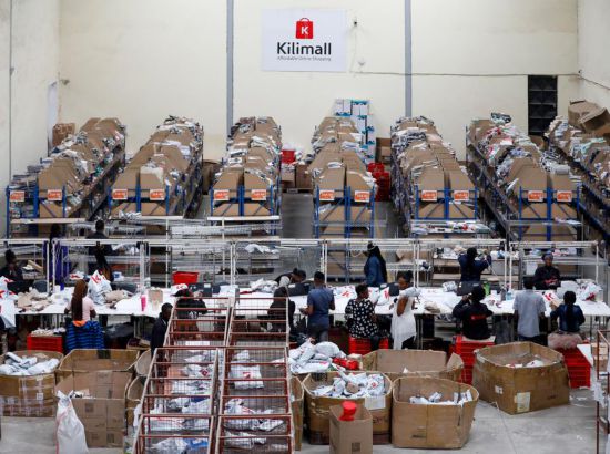 2023年11月11日，在肯尼亞姆洛隆戈，Kilimall員工在倉庫內(nèi)工作。新華社記者 李亞輝 攝