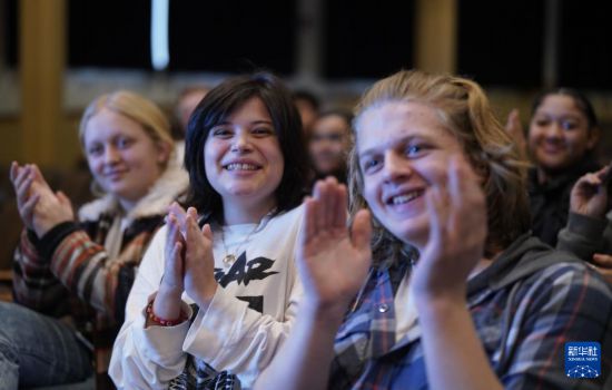 1月30日，在美國華盛頓州塔科馬市林肯中學，將于3月啟程赴華交流的林肯中學12年級學生蒙特塞拉特·羅梅羅-羅查（中）參加美國中學生赴華交流歡送儀式。新華社記者 吳曉凌 攝