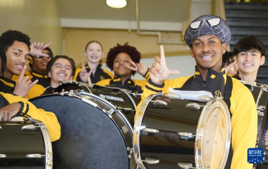 1月30日，在美國華盛頓州塔科馬市林肯中學，學校鼓樂隊準備在美國中學生赴華交流歡送儀式上表演。新華社記者 吳曉凌 攝