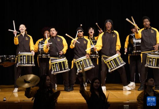 1月30日，在美國華盛頓州塔科馬市林肯中學，學校鼓樂隊在美國中學生赴華交流歡送儀式上表演。新華社記者 吳曉凌 攝