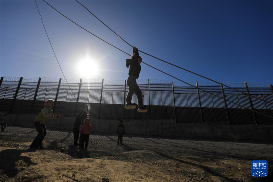 1月31日，在加沙地帶南部城市拉法同埃及邊境地區(qū)，巴勒斯坦兒童在玩耍。新華社發(fā)（亞西爾·庫(kù)迪攝）