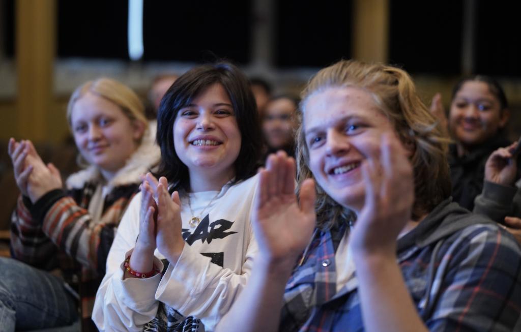 1月30日，在美國華盛頓州塔科馬市林肯中學，將于3月啟程赴華交流的林肯中學12年級學生蒙特塞拉特·羅梅羅-羅查（中）參加美國中學生赴華交流歡送儀式。新華社記者 吳曉凌 攝