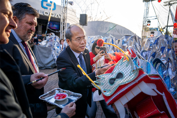 中國駐希臘大使館大使肖軍正與希方嘉賓為舞龍點睛。《中希時報》供圖