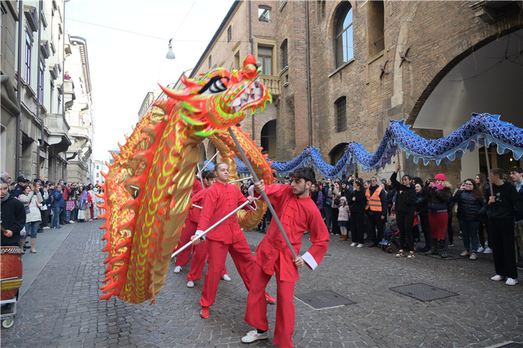 當(dāng)?shù)匚湫g(shù)學(xué)院進(jìn)行舞龍表演。張錫琪攝