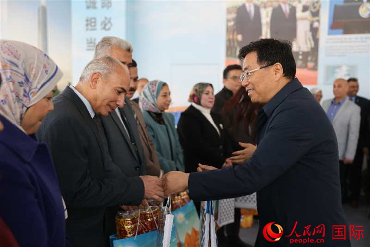 中建埃及分公司董事長(zhǎng)常偉才為埃及師生發(fā)放新年禮包。人民網(wǎng)記者 黃培昭攝