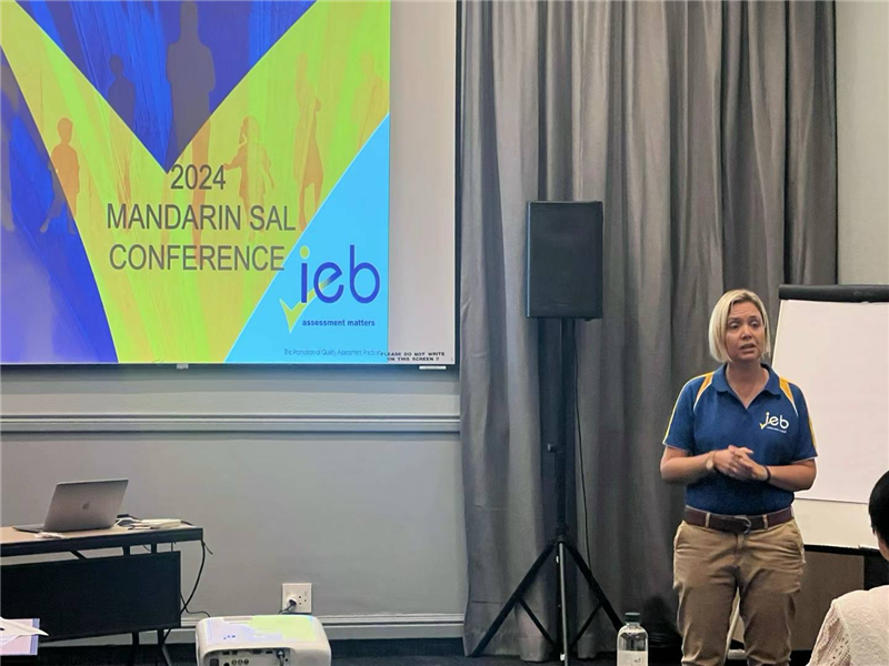 羅賓·莫瓦特女士對(duì)2023年“南非漢語(yǔ)高考”情況進(jìn)行數(shù)據(jù)分析總結(jié)。（圖片來源：南非中國(guó)文化和國(guó)際教育交流中心孔子課堂）