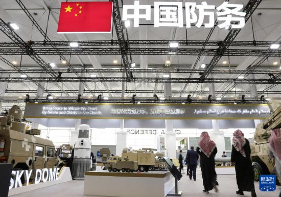 2月5日，在沙特阿拉伯利雅得，人們?cè)谥袊?guó)展區(qū)參觀。新華社記者 王東震 攝