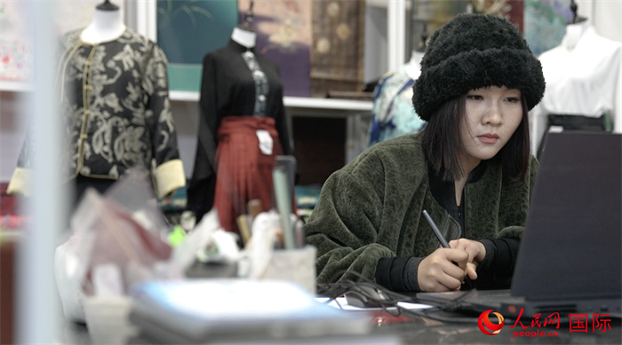 1月23日，在山東省菏澤市曹縣有愛云倉直播基地，張子晨正在設(shè)計漢服。 人民網(wǎng)記者 袁蒙攝