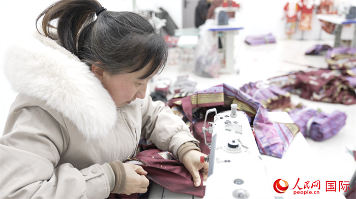 1月24日，在山東省菏澤市曹縣大集鎮(zhèn)云牧服飾有限公司，高燕正在縫制馬面裙。 人民網(wǎng)記者 袁蒙攝
