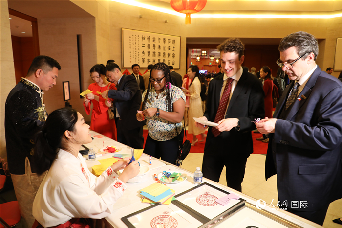 圖為美國民眾體驗中國春節(jié)民俗。人民網(wǎng)記者 李志偉攝