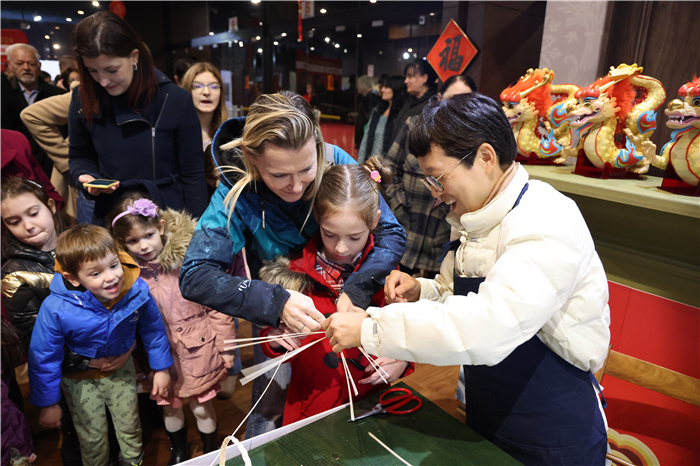 2024年“歡樂春節(jié)”《閩南風(fēng)情》文藝演出和泉州非物質(zhì)文化遺產(chǎn)展演2月6日在塞爾維亞斯梅代雷沃文化中心舉行。圖為當(dāng)?shù)孛癖婓w驗(yàn)中國非遺手工藝。 貝爾格萊德中國文化中心供圖