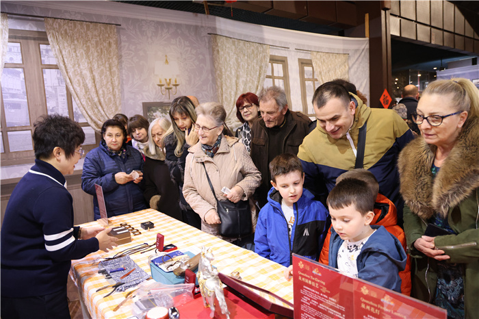 2024年“歡樂春節(jié)”《閩南風(fēng)情》文藝演出和泉州非物質(zhì)文化遺產(chǎn)展演2月6日在塞爾維亞斯梅代雷沃文化中心舉行。圖為當(dāng)?shù)孛癖婓w驗(yàn)中國非遺手工藝。 貝爾格萊德中國文化中心供圖