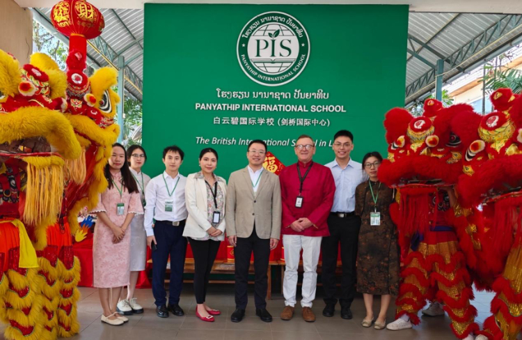 駐老撾使館臨時(shí)代辦王暢與白云碧國際學(xué)校校方、參會志愿者教師合影?；顒又鬓k方供圖