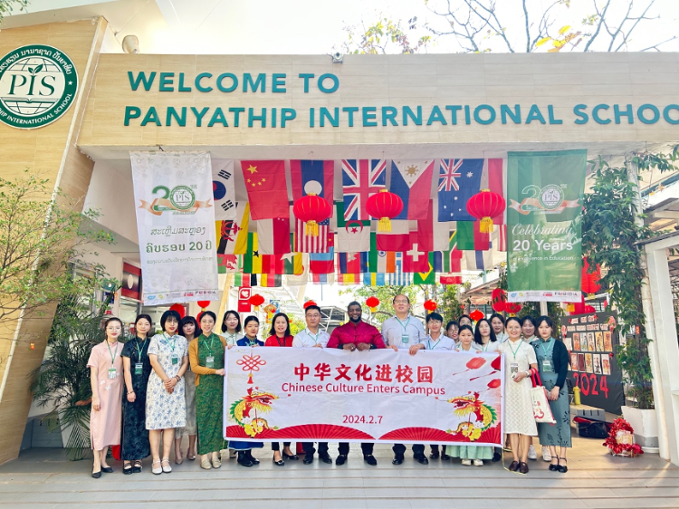 駐老撾使館政治處主任杜長青與白云碧國際學(xué)校校方、參會志愿者教師合影?；顒又鬓k方供圖