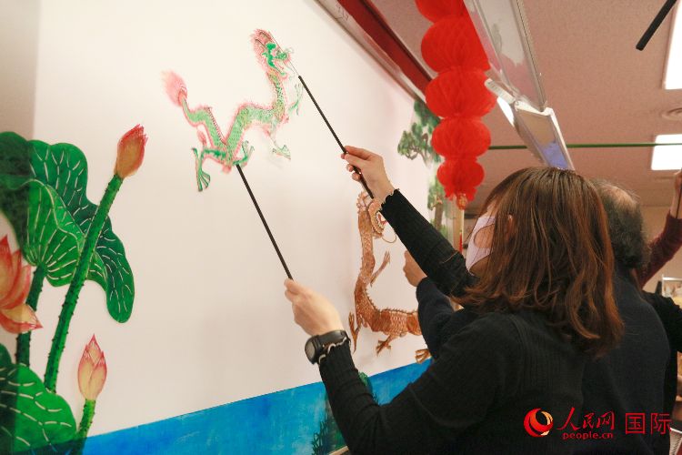 皮影戲表演。人民網(wǎng) 許可攝