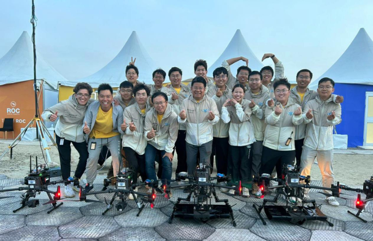 飛鷹隊部分隊員在賽后合影。北京理工大學(xué)供圖
