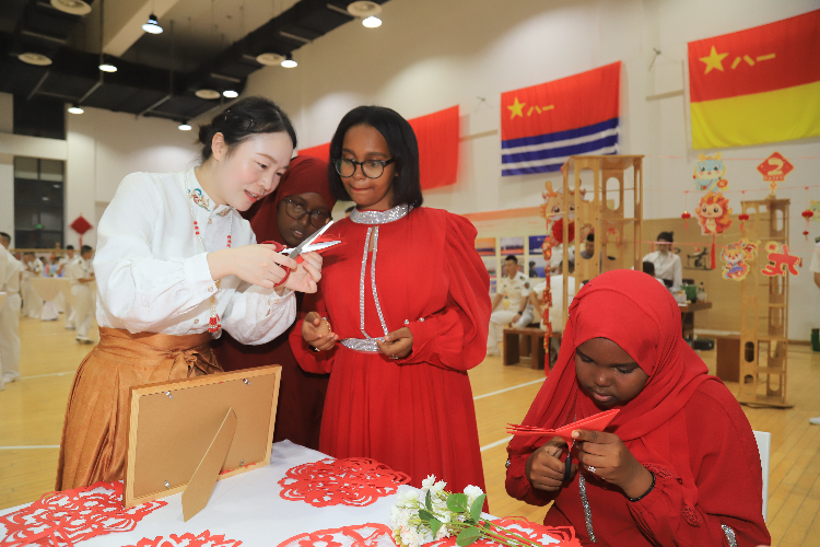 中國剪紙藝術(shù)吸引當(dāng)?shù)厝耸繀⑴c體驗(yàn)。陳錦俊攝