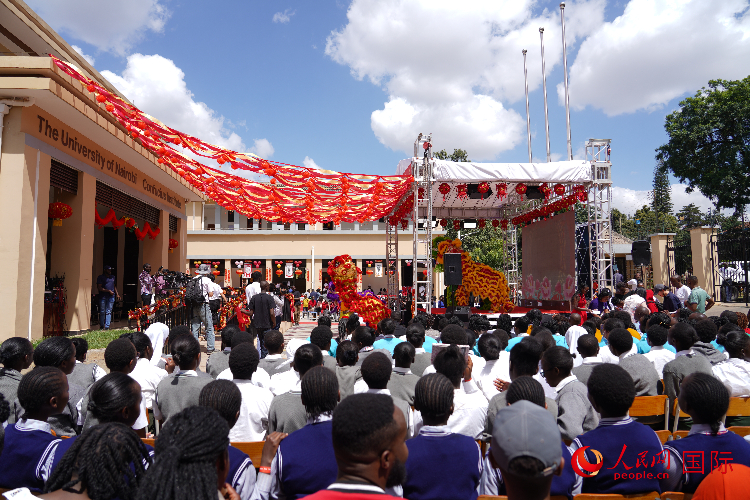 師生在觀看舞獅表演。人民網(wǎng)記者 黃煒鑫攝