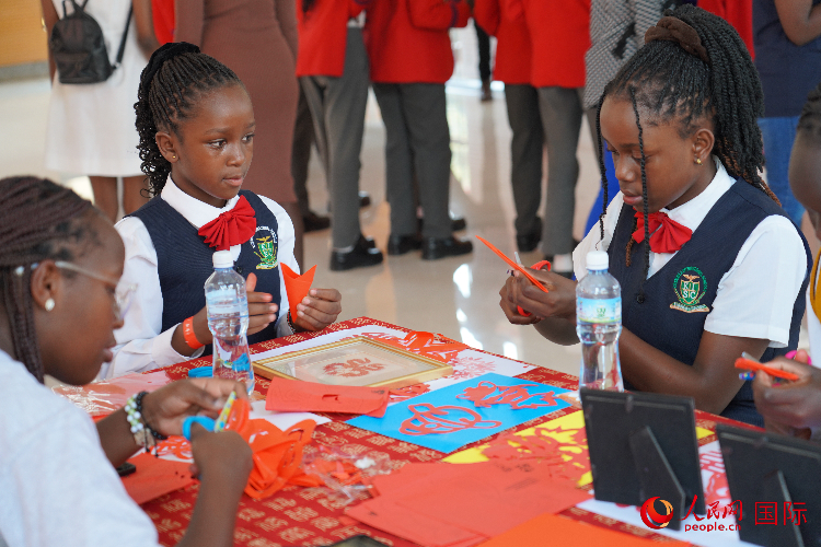 學生在體驗剪窗花。人民網(wǎng)記者 黃煒鑫攝