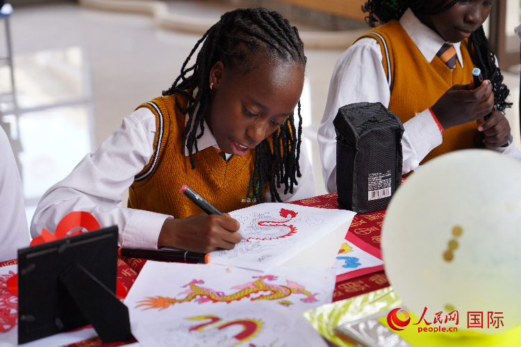 學生在畫龍。人民網(wǎng)記者 黃煒鑫攝