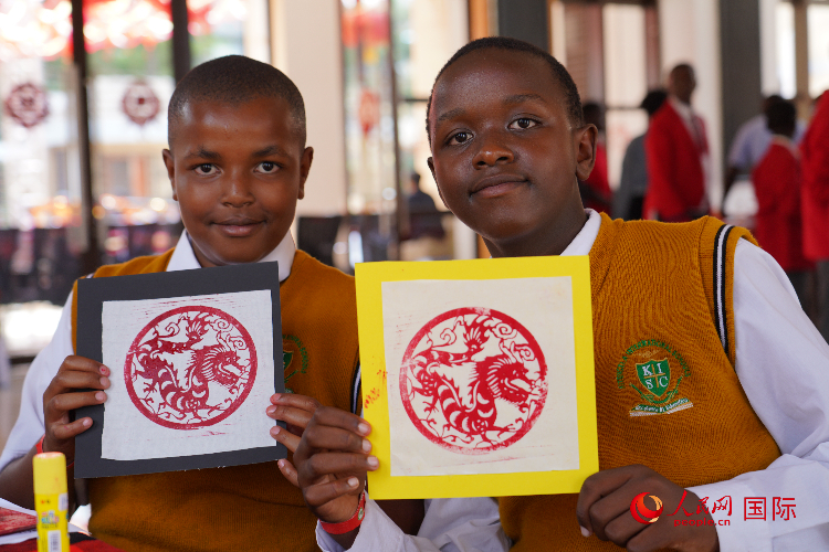 學生展示拓印作品。人民網(wǎng)記者 黃煒鑫攝