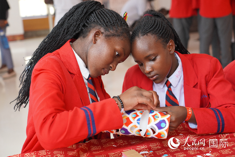 學生在手工制作紙龍。人民網(wǎng)記者 黃煒鑫攝