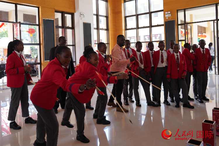 師生在體驗投壺游戲。人民網(wǎng)記者 黃煒鑫攝