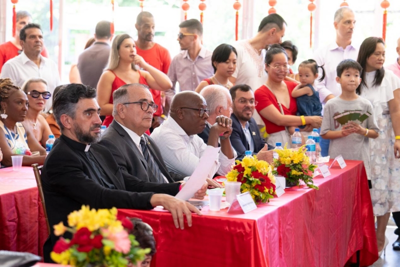 兩國民眾共同觀欣賞文藝表演。里約天主教大學孔子學院供圖