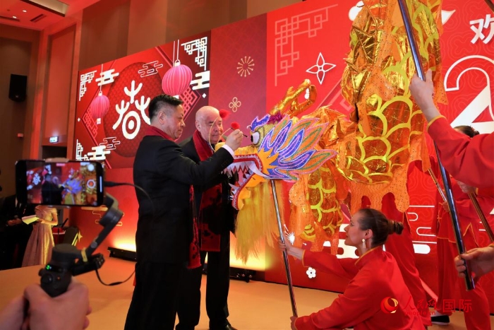 張漢暉（左）、施威特科（右）共同為彩龍點(diǎn)睛。于子恒攝