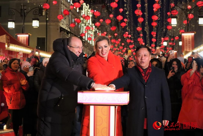 張漢暉、扎哈羅娃、科茲洛夫（從右至左）共同按下活動(dòng)啟動(dòng)按鈕。于子恒攝