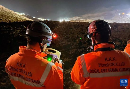 2月13日，救援人員在土耳其東部埃爾津詹省伊利奇區(qū)礦難現(xiàn)場工作。新華社發(fā)（穆斯塔法·卡亞攝）