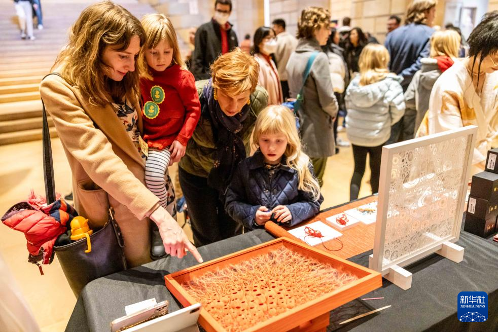 2月11日，參觀者在美國費(fèi)城藝術(shù)博物館舉行的龍年迎新春活動上觀看刺繡作品。新華社發(fā)（周煥新攝）
