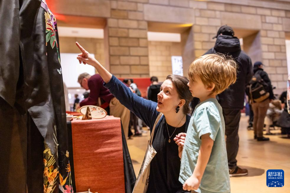 2月11日，參觀者在美國費(fèi)城藝術(shù)博物館舉行的龍年迎新春活動上觀看中國傳統(tǒng)服飾。新華社發(fā)（周煥新攝）